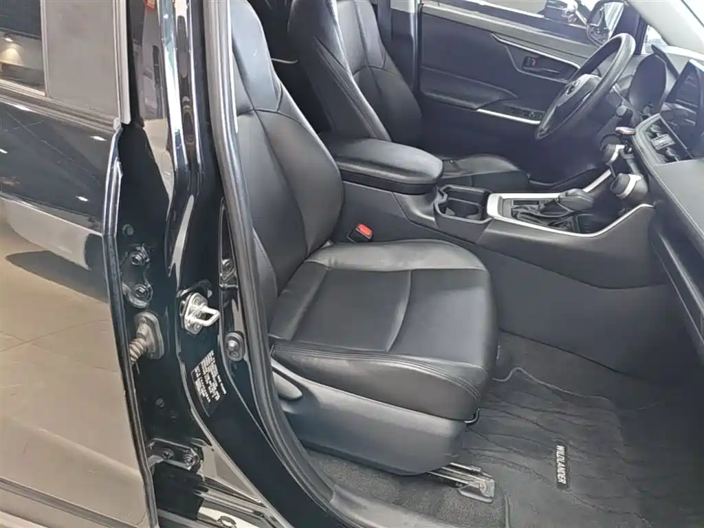 Toyota Wildlander 2023 2.0L CVT FWD LE фото 25