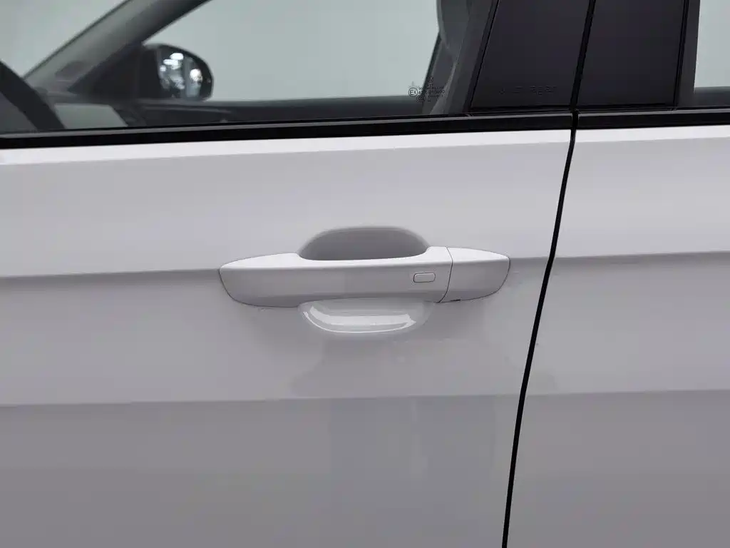 صورة 18 - Volkswagen Tharu