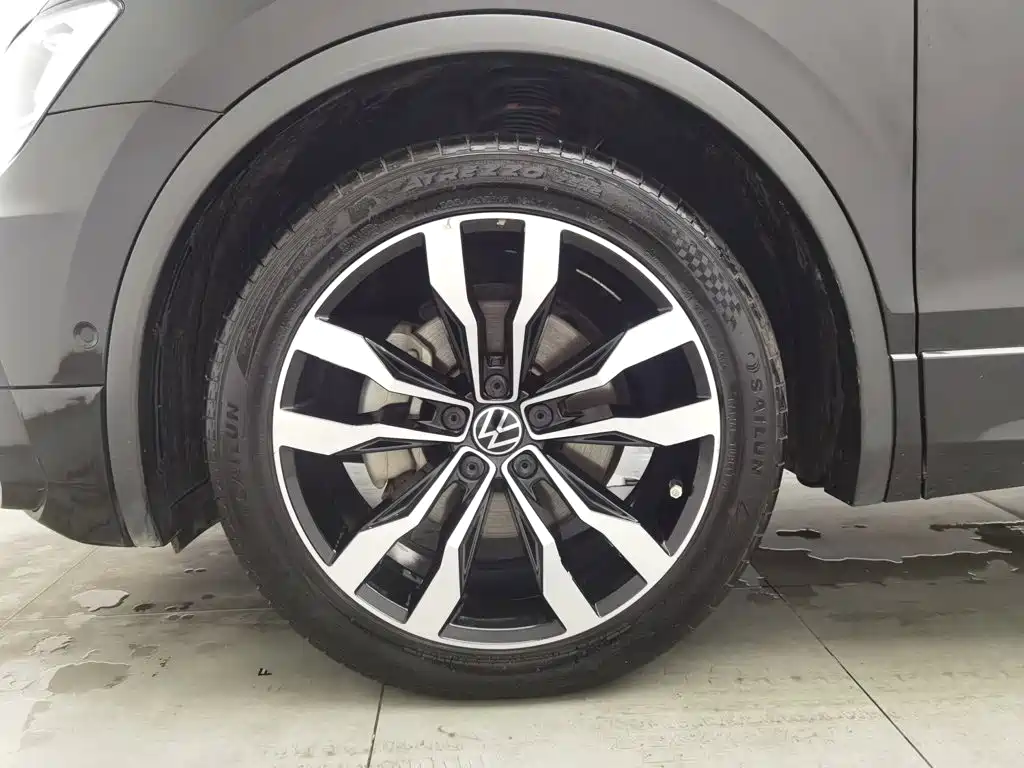 Фото 17 - Volkswagen Tiguan L