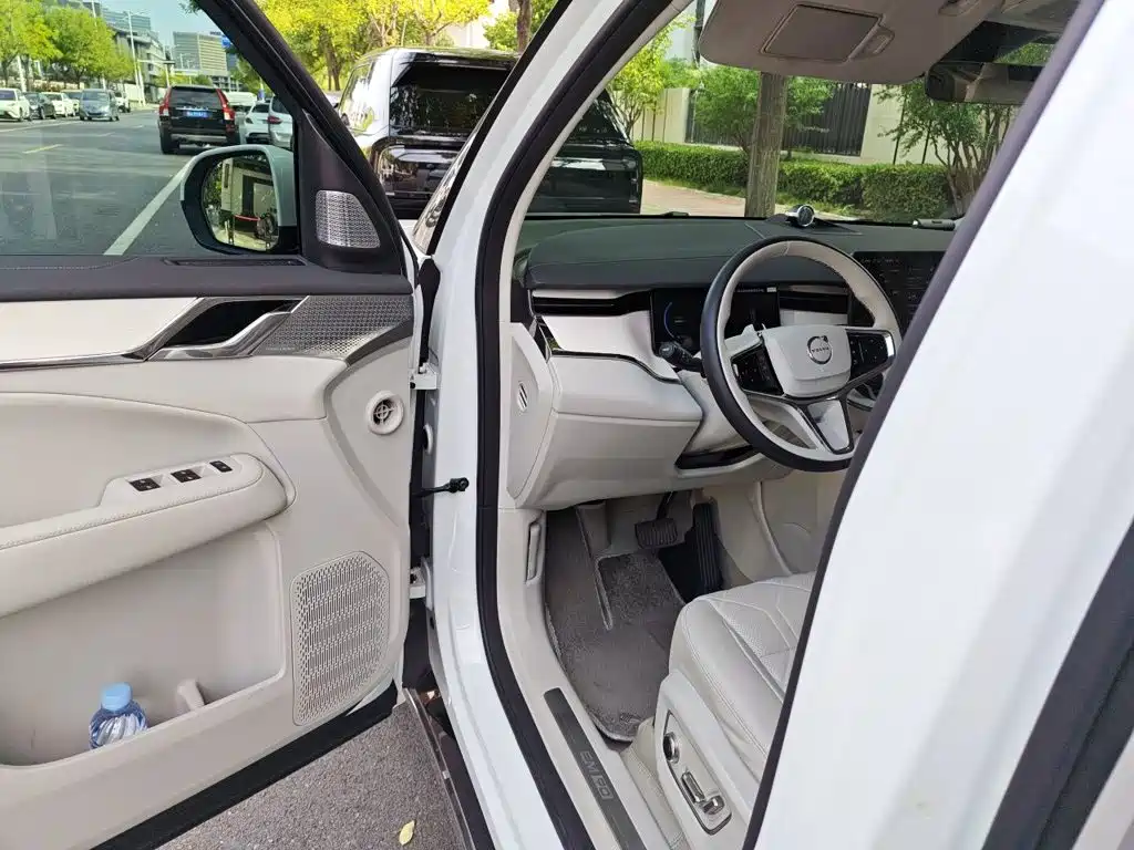 Volvo EM90 2024 2025 Ultra Six-Seater