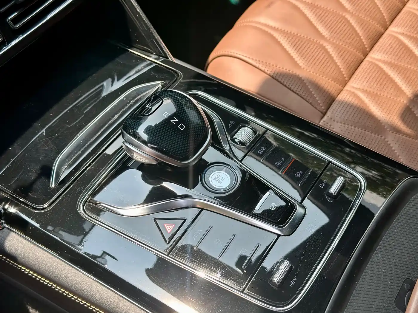 BYD Tang New Energy 2021 DM-i 112KM Premium фото 15
