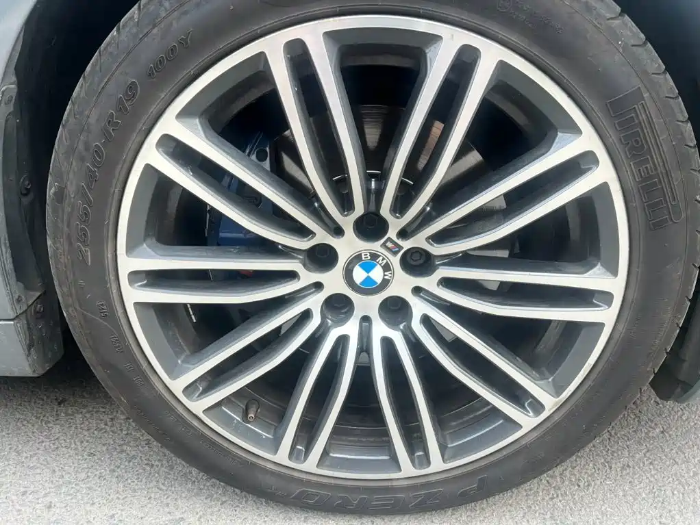 Photo 8 - BMW 5 Series (Import)
