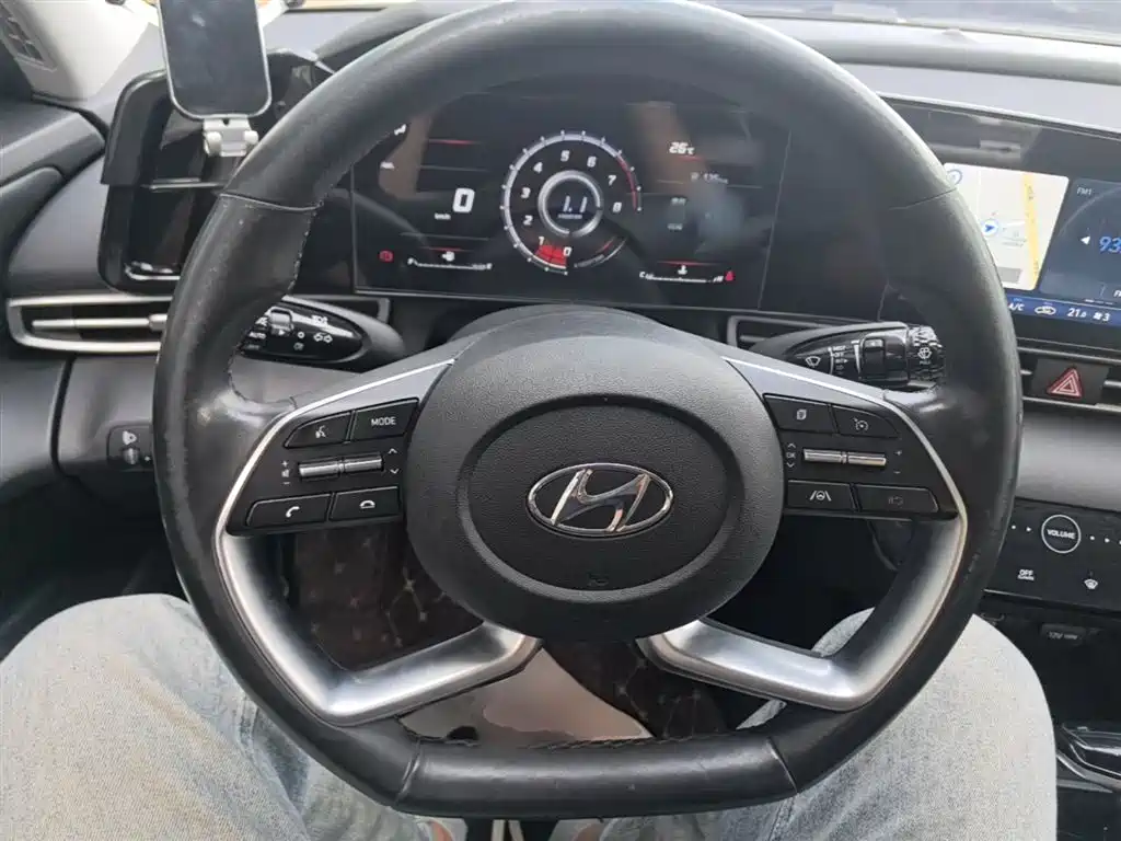 Hyundai Elantra 2021 1.5L CVT LUX Premium Edition фото 11