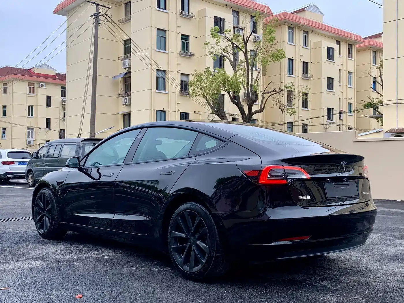 TESLA MODEL 3