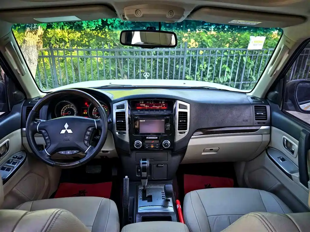 Mitsubishi Pajero (Import) фото 9