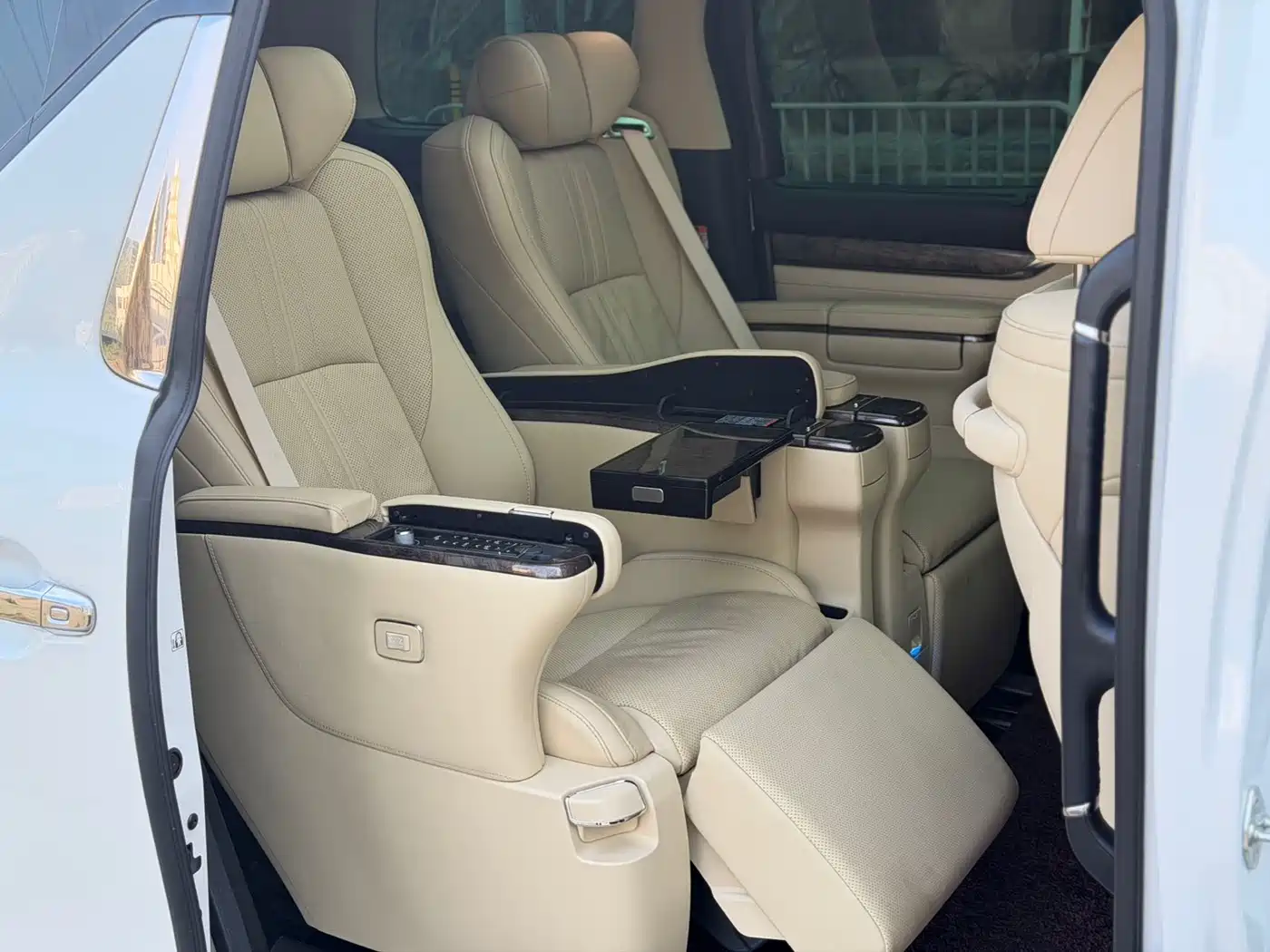 Toyota Alphard 2021 Hybrid 2.5L Premium фото 15