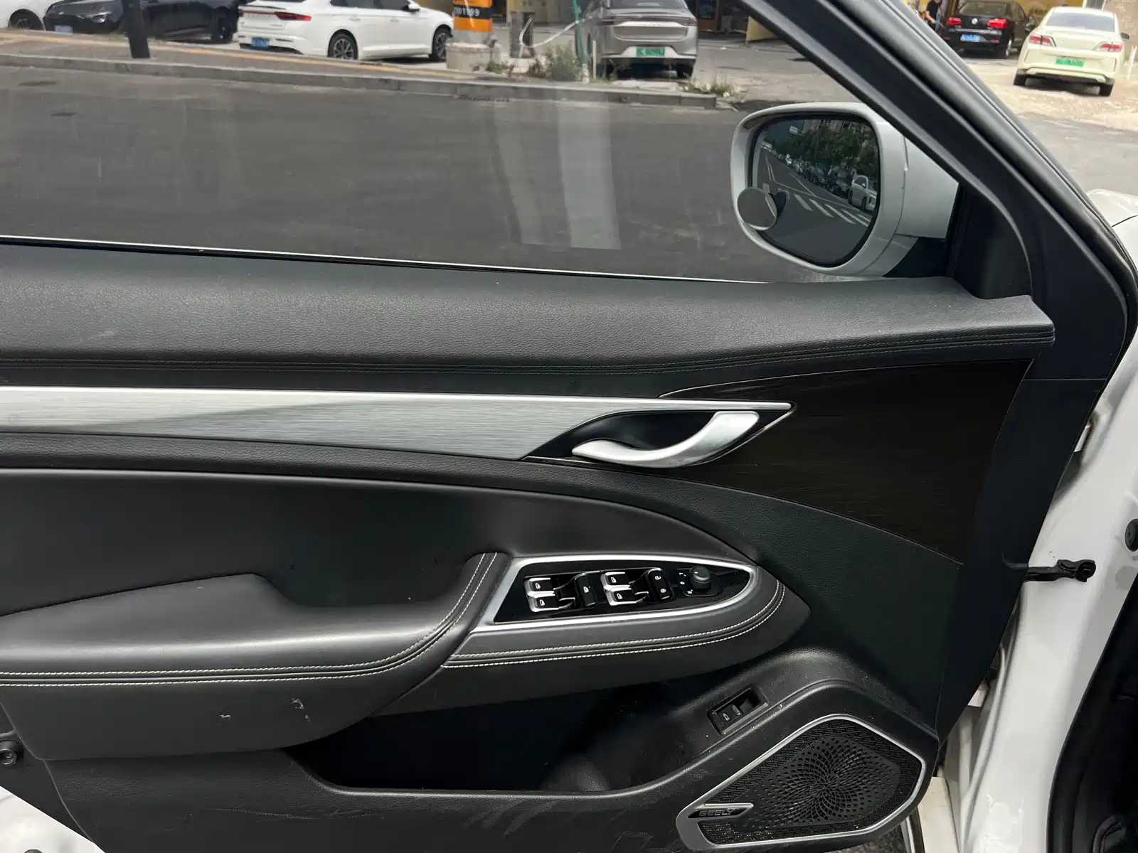 Фото 9 - Geely Borui