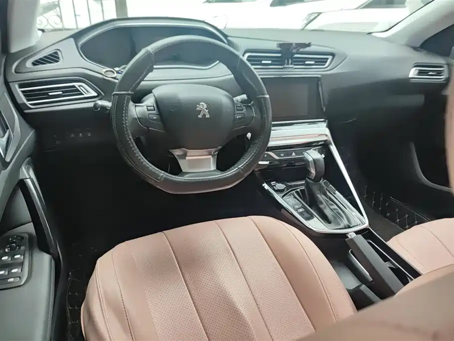 Peugeot 308 2018 1.6L Auto Luxury Edition фото 12