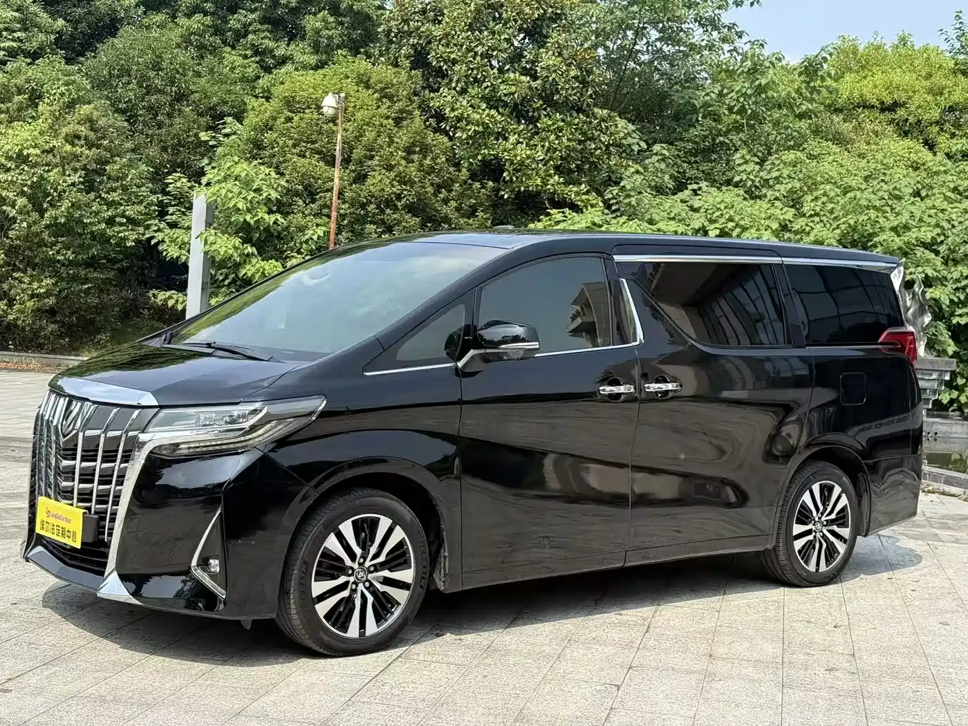 Фото 1 - Toyota Alphard