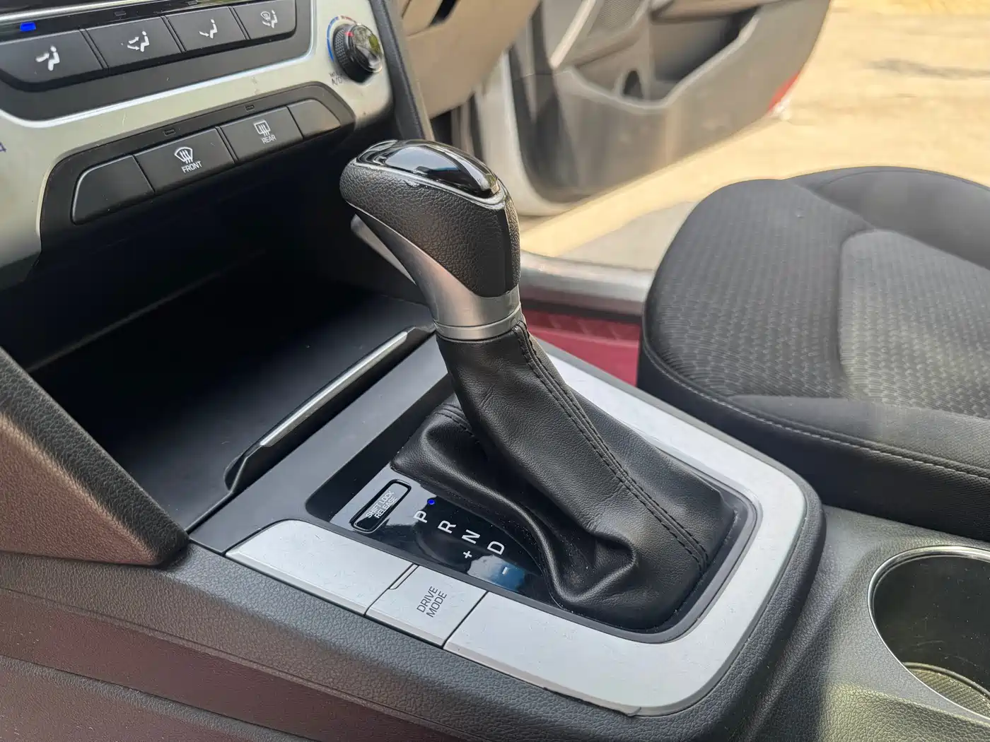 Hyundai Elantra 2016 Model 1.6L Automatic Smart Elite фото 8