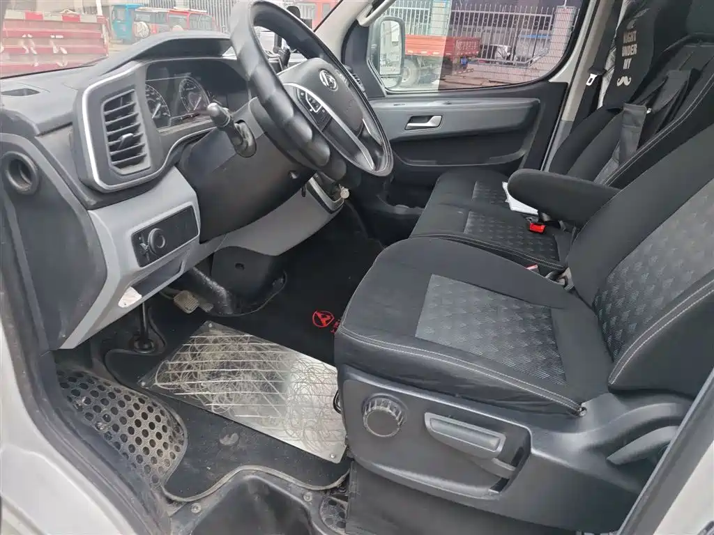 SAIC Maxus Xintu V80 2024 Aoyun Value Edition 6AMT Short Wheelbase Ultra-Low Roof 127Ps 5/6 Seats фото 14