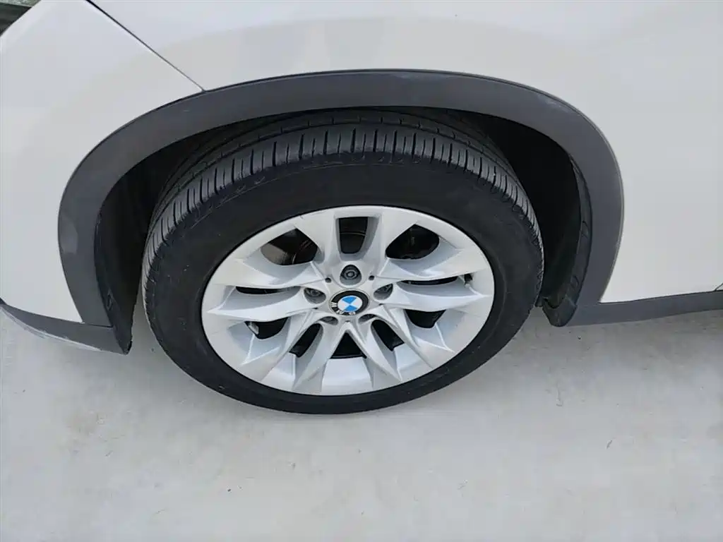 BMW X1 2014 sDrive18i Leading Edition фото 23