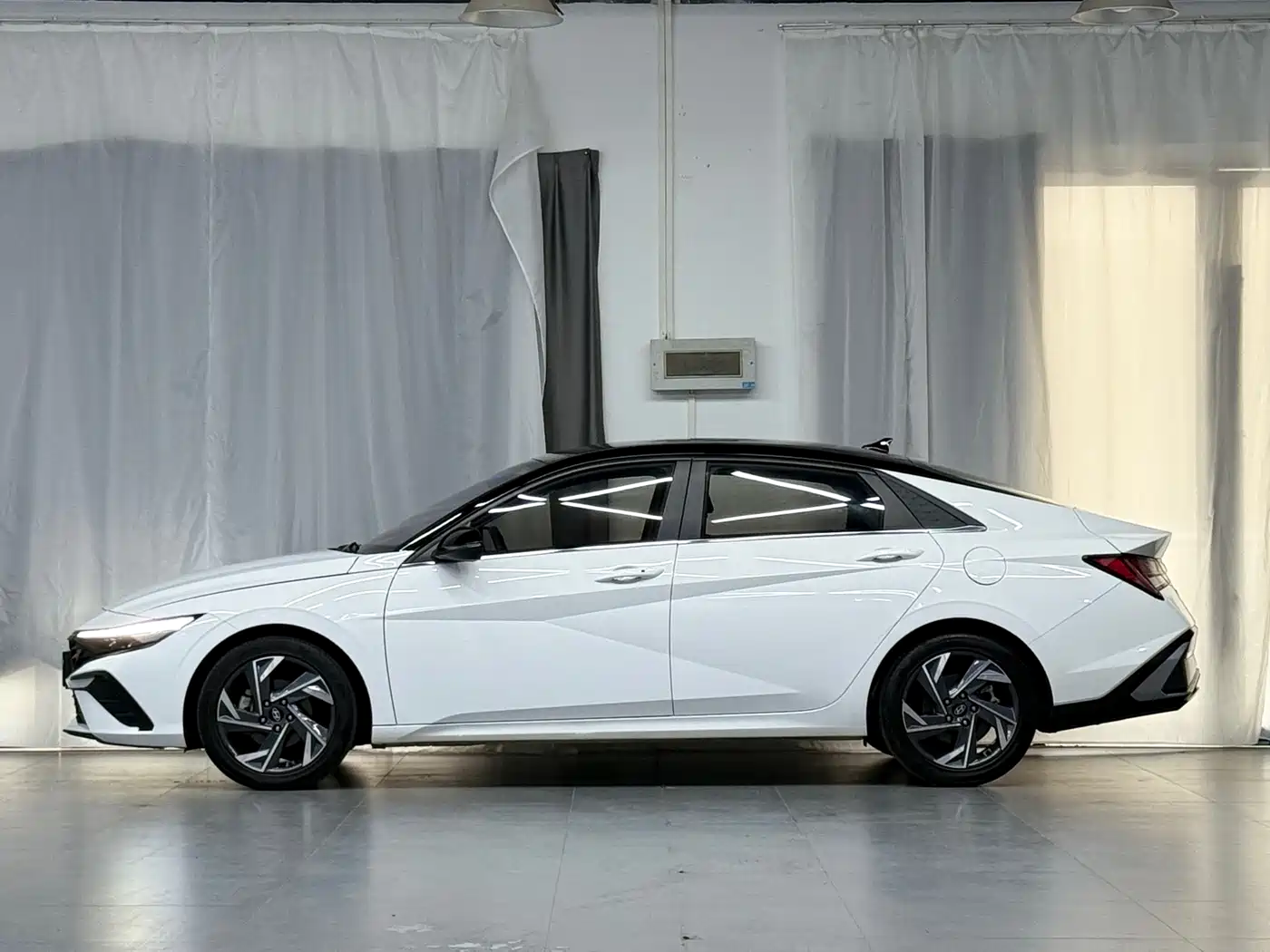 Hyundai Elantra 2023 Model 1.5L CVT LUX Premium Edition фото 4