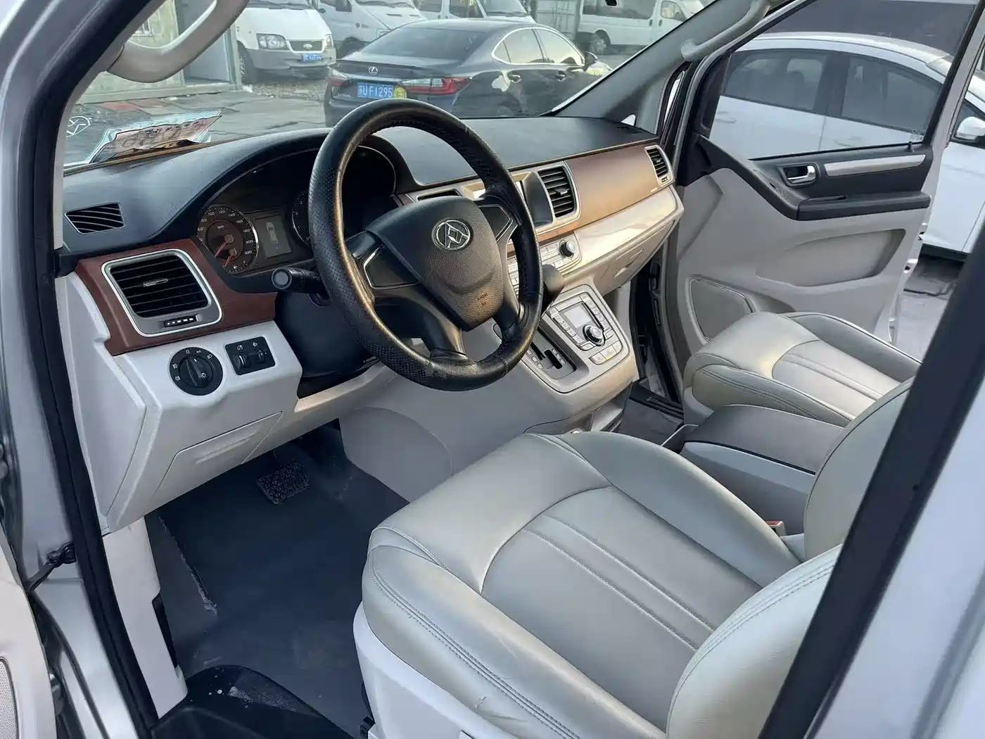 SAIC Maxus Maxus G10 2015 2.0T Automatic Commemorative Edition фото 5