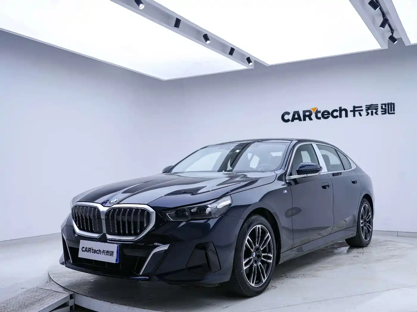 BMW 5 Series 2025 530Li Leading M Sport Package фото 14