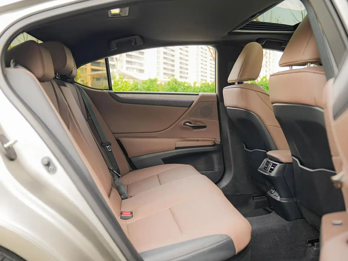 Lexus ES 2025 300h Ultimate Edition фото 16