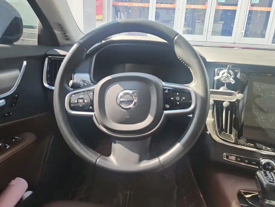 Фото 15 - Volvo S90