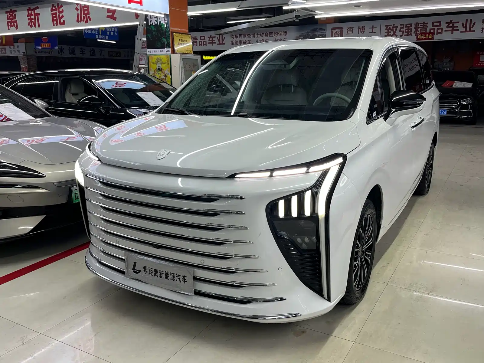 Photo 1 - Dongfeng Fengxing Starlight V9