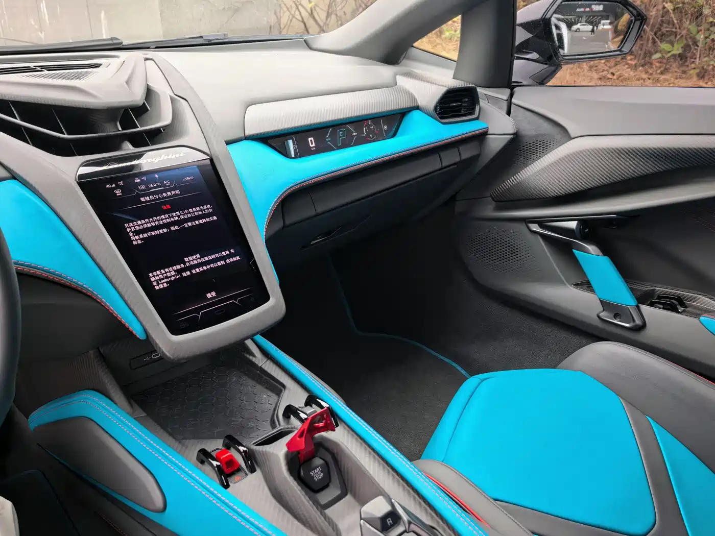 LAMBORGHINI REVUELTO