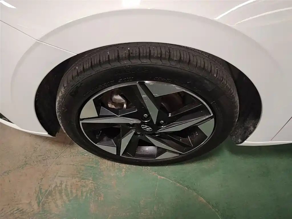 Hyundai Elantra 2021 1.5L CVT LUX Premium Edition фото 23