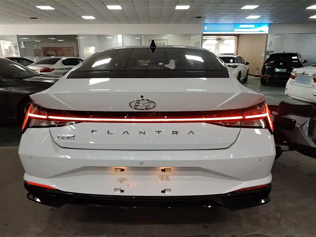 Hyundai Elantra 2021 1.5L CVT LUX Premium Edition фото 6