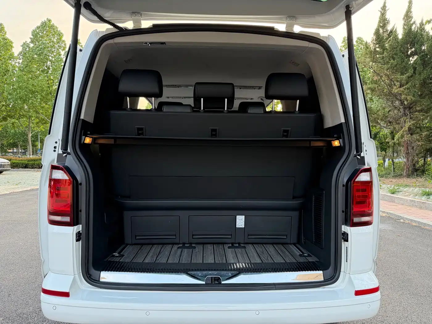 Volkswagen Multivan 2018 2.0TSI 4WD Premium Edition 7-Seater фото 21