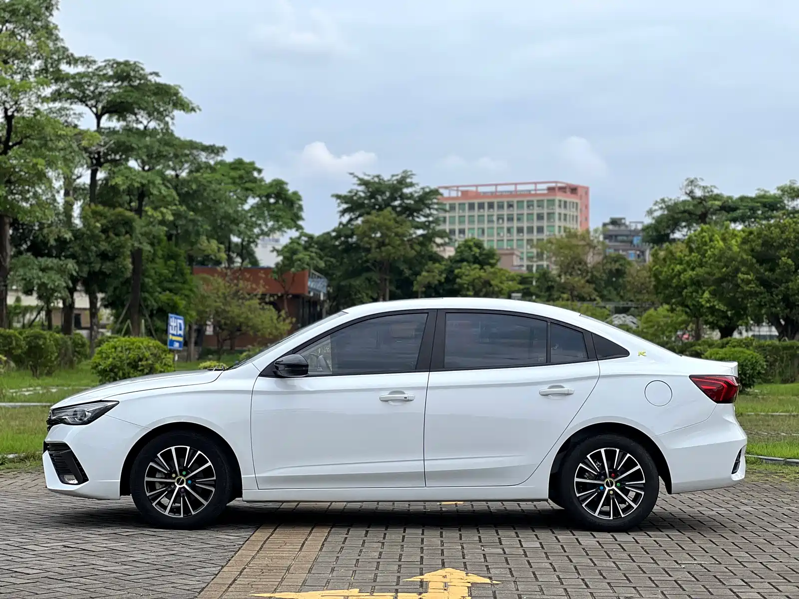 Фото 7 - Roewe i5