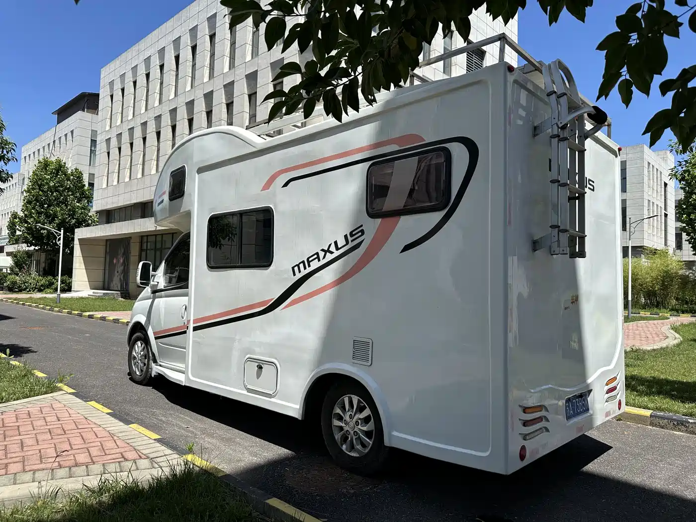 SAIC Maxus Xintu V80 2018 2.5T AMT Elite Short Wheelbase Medium Roof 5-6 Seater фото 6