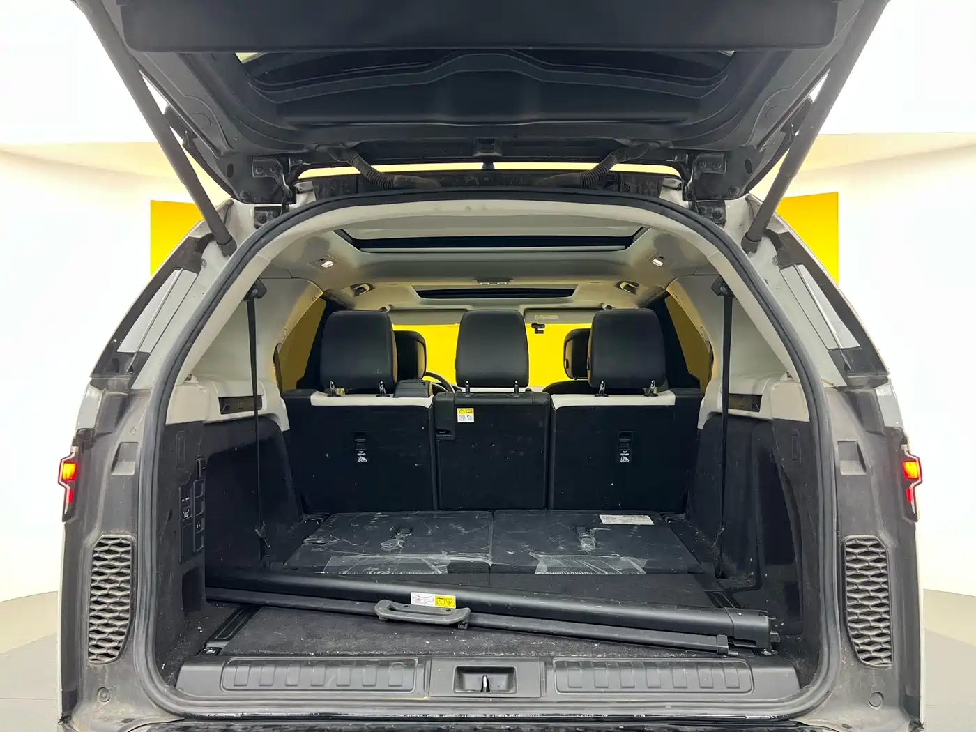 Land Rover Discovery 2023 360PS R-Dynamic SE фото 21