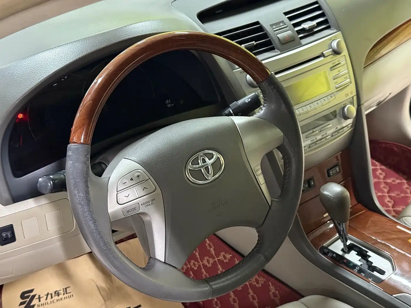 Toyota Camry 2013 200G Classic Luxury Edition фото 16