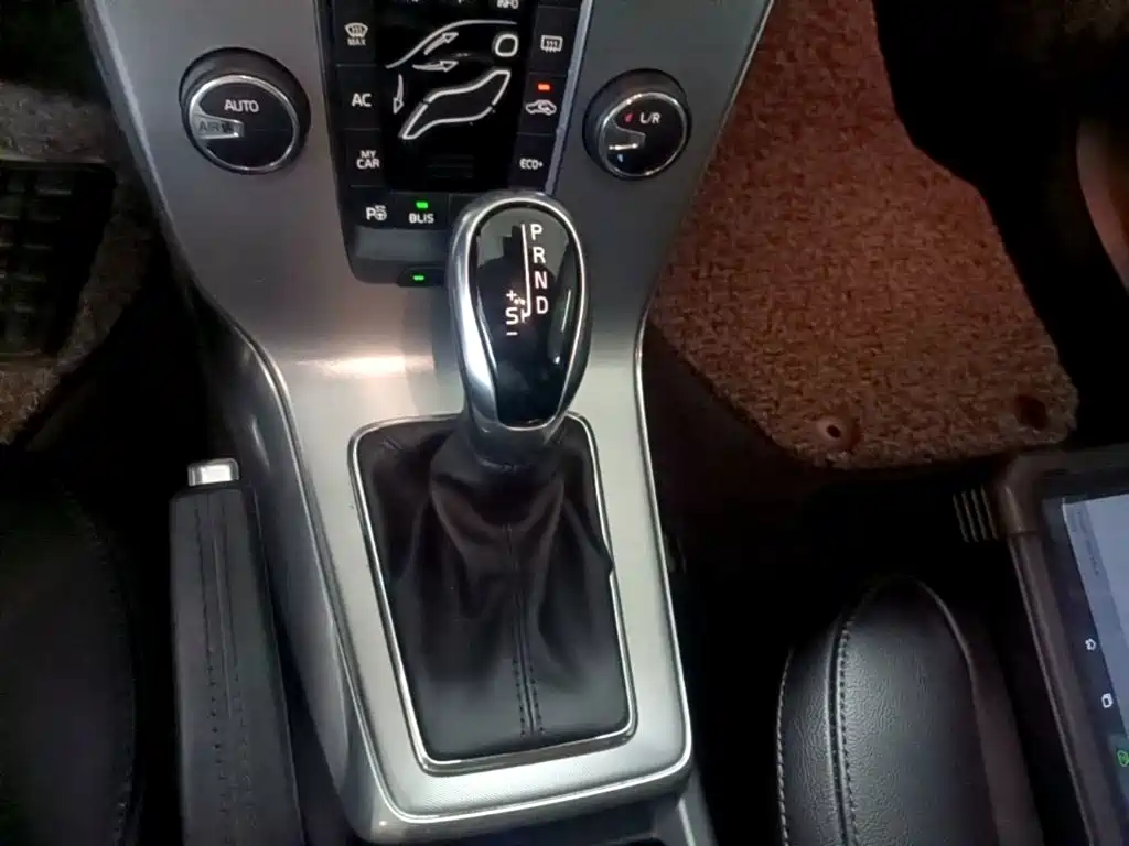 Volvo V40 2017 2018 T3 R-Design Edition
