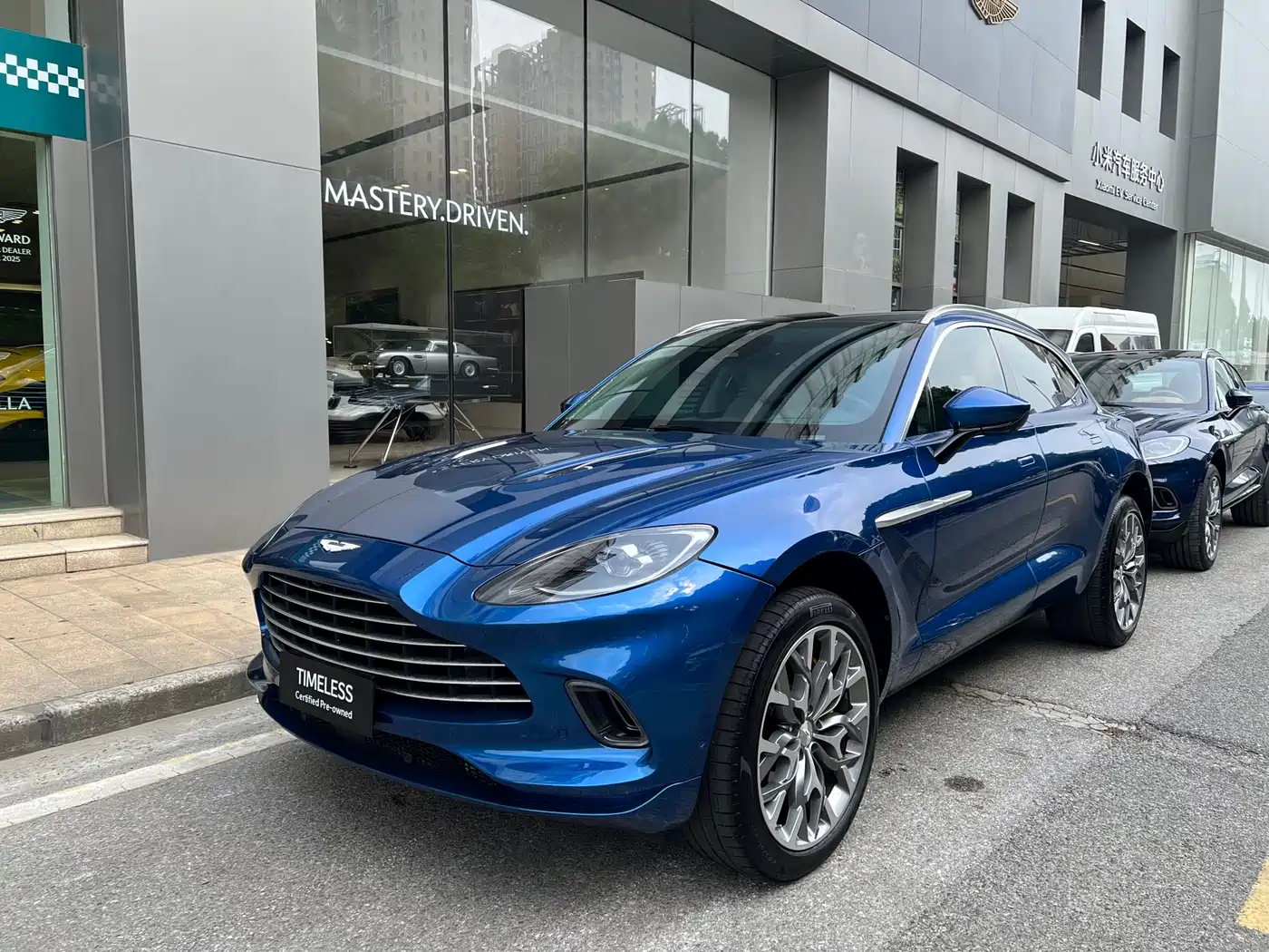 ASTON MARTIN DBX