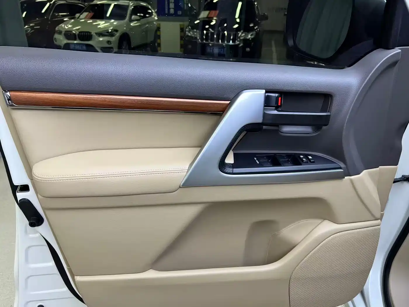 Toyota Land Cruiser (Import) 2015 2015 4.0L V6 Middle East Low Configuration Edition