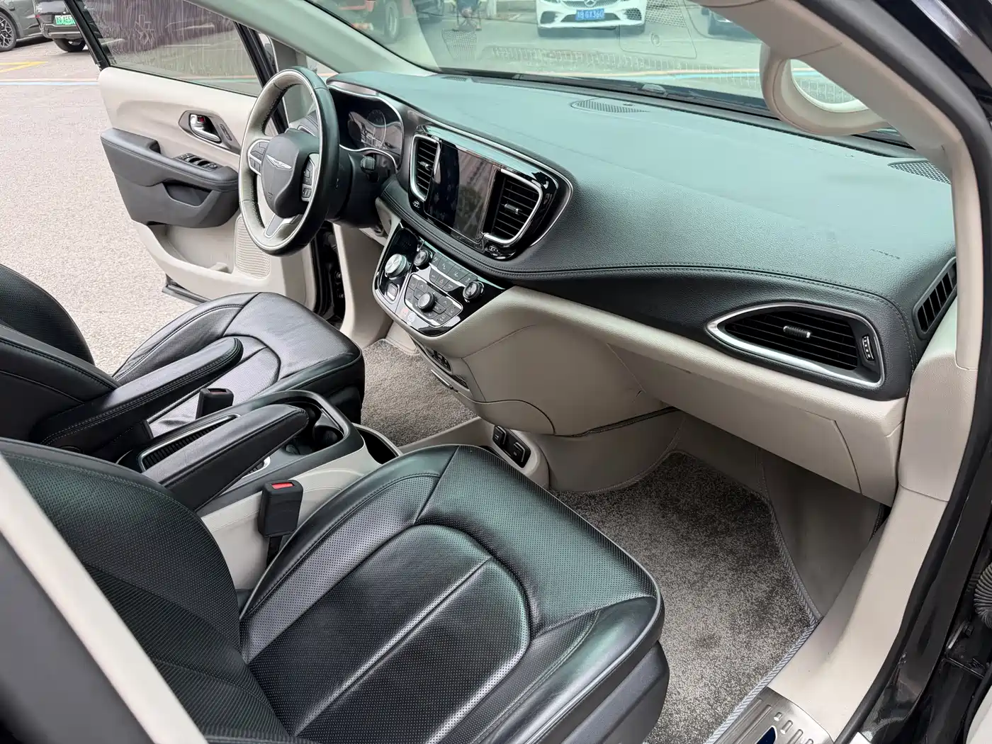 Chrysler Grand Voyager (Import) 2018 2017 3.6L Premium Edition