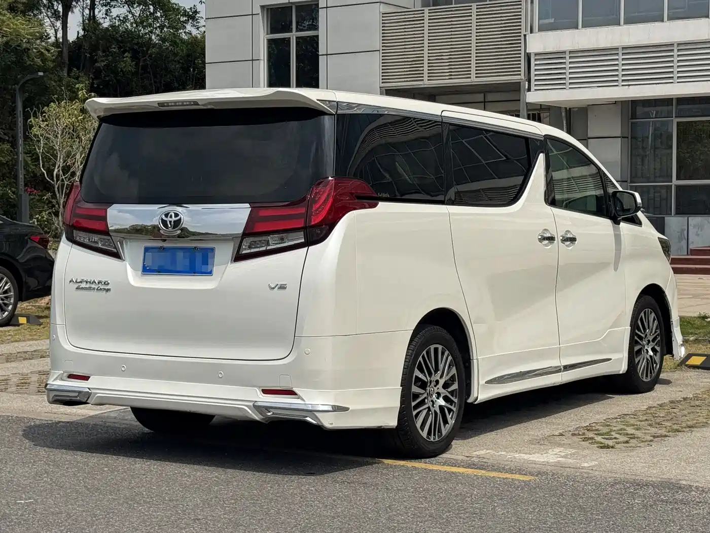 Toyota Alphard 2015 3.5L Premium Edition фото 18