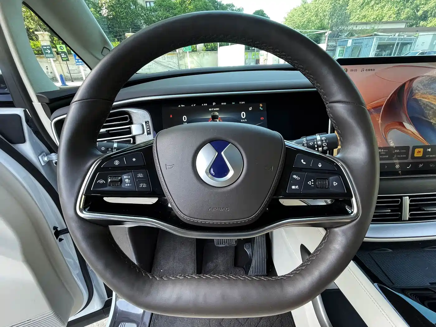 Denza D9 2024 DM-i 980 AWD Flagship фото 6