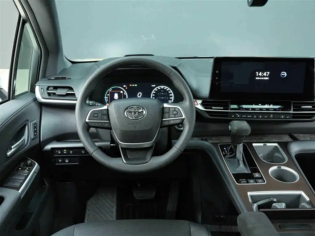 Toyota Granvia 2024 2.5L Hybrid Premium PLUS 4WD Edition фото 19