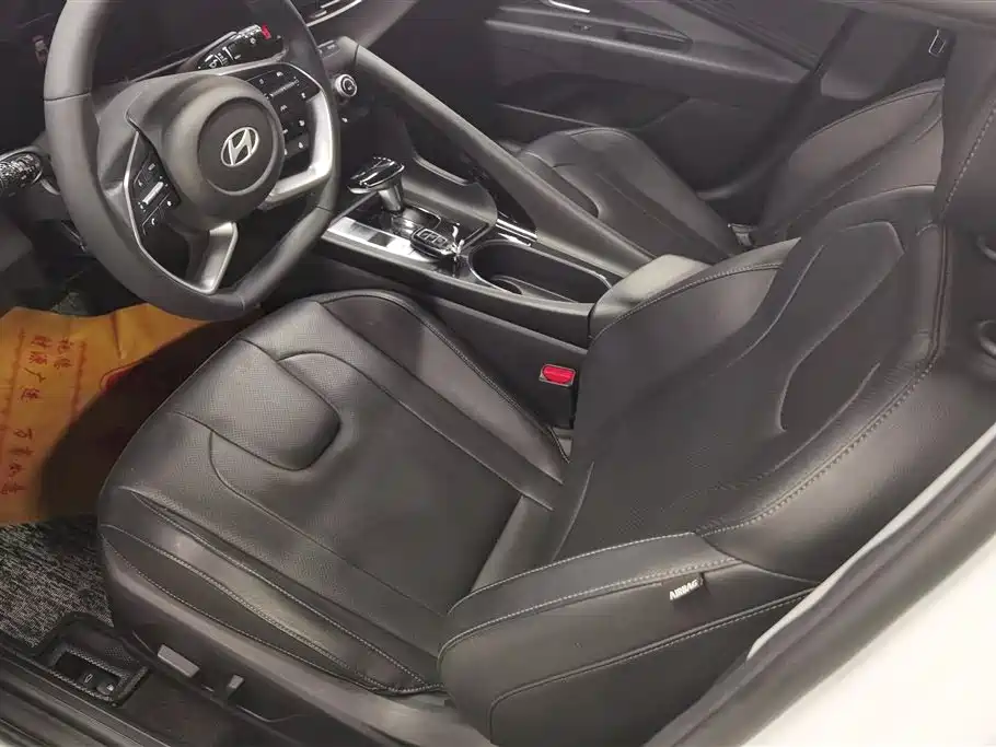 Hyundai Elantra 2021 1.5L CVT LUX Premium Edition фото 9