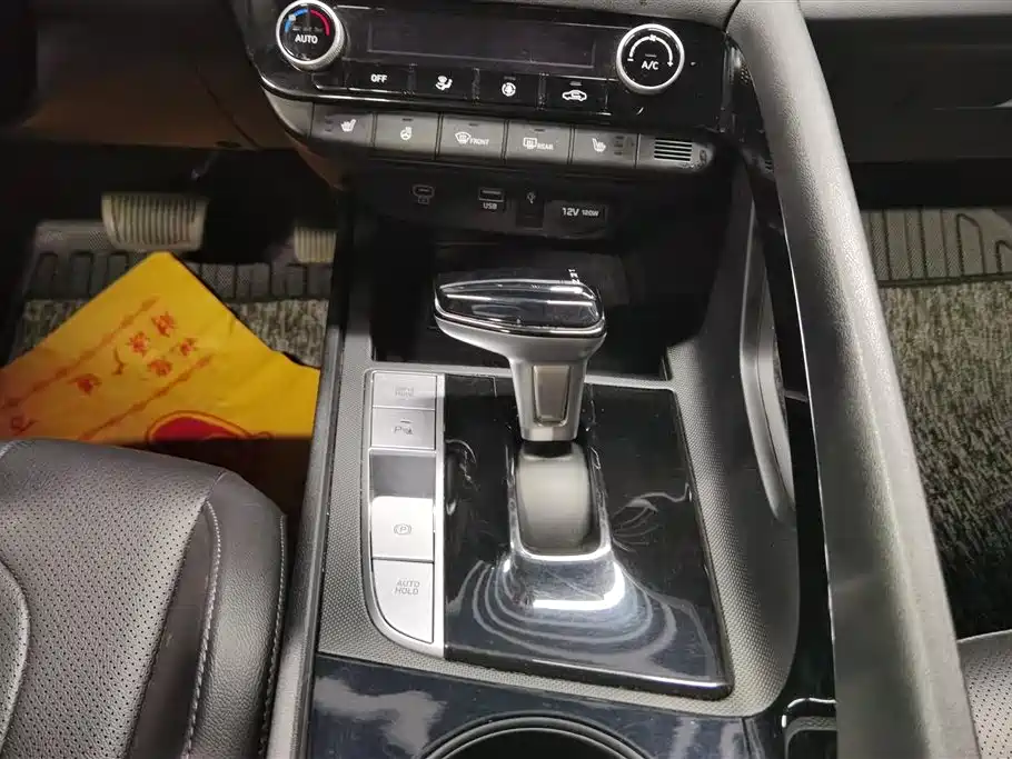 Hyundai Elantra 2021 1.5L CVT LUX Premium Edition фото 16