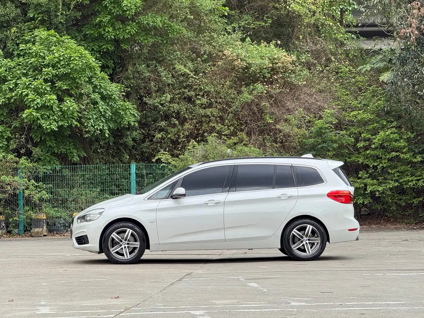 BMW 2 Series Gran Tourer 2015 218i Leading фото 17