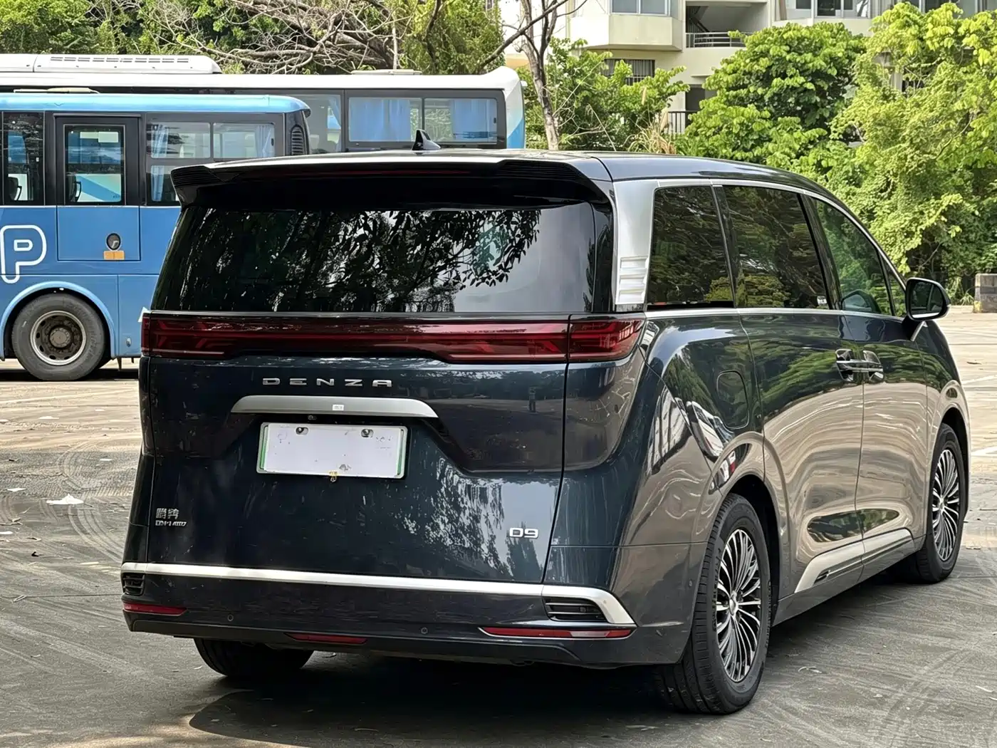 Denza D9 2023 2022 DM-i 970 AWD Flagship