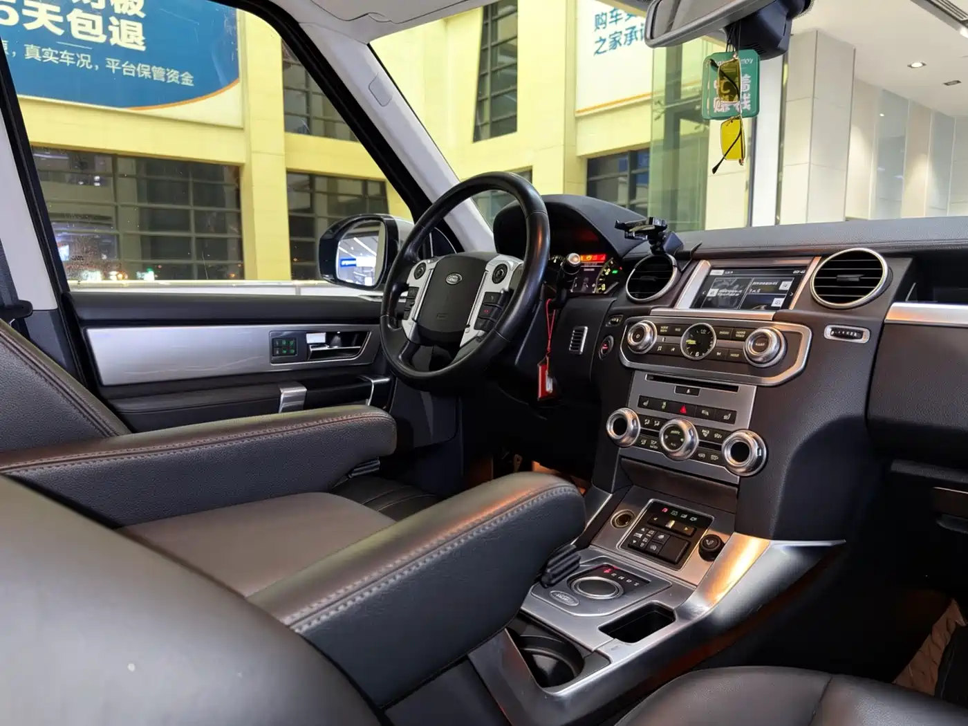 Land Rover Discovery 2016 3.0 SC Gloss Black Collector's Edition HSE фото 23