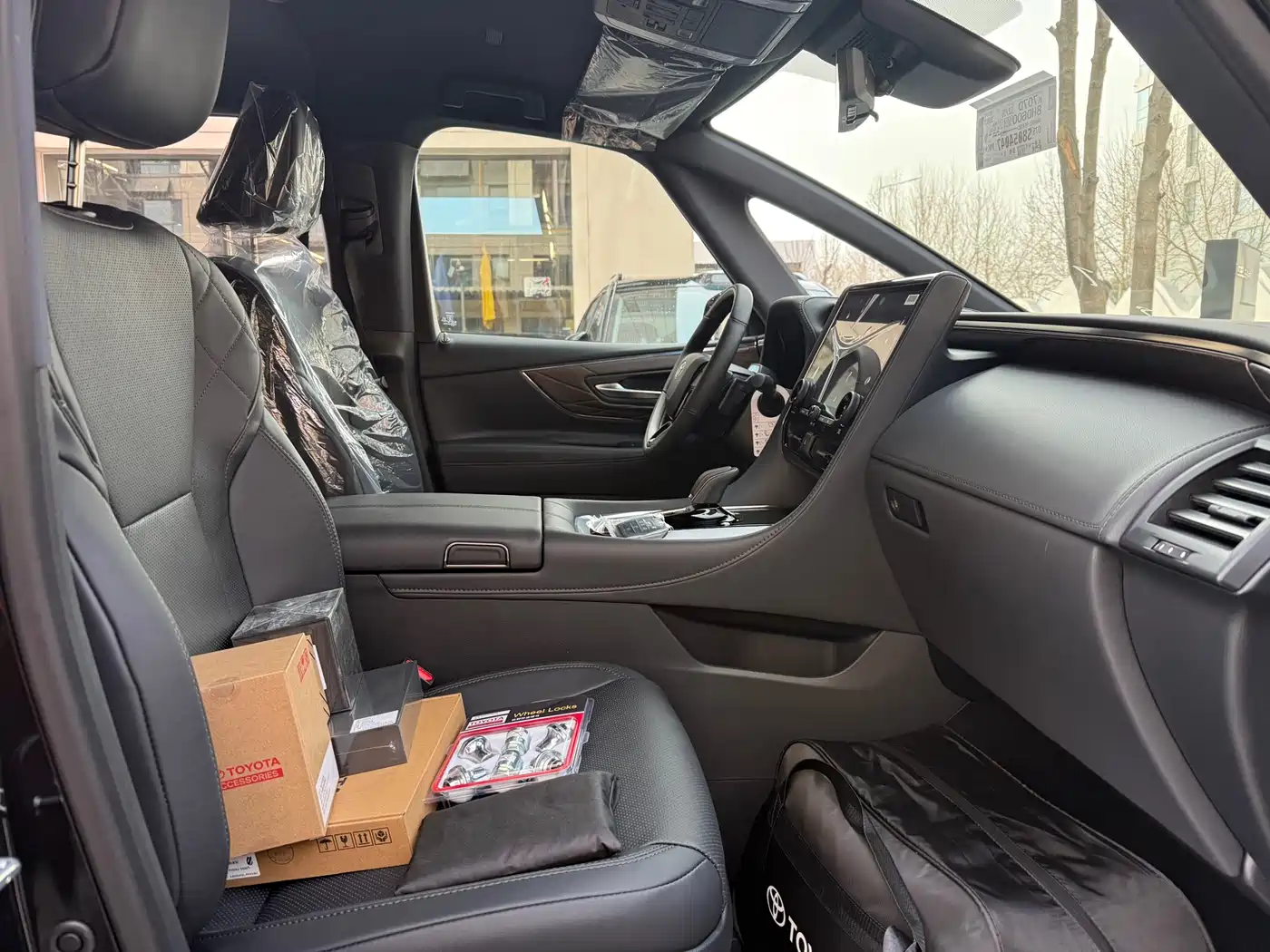 Toyota Alphard 2025 Hybrid 2.5L Ultimate Gold Edition фото 12