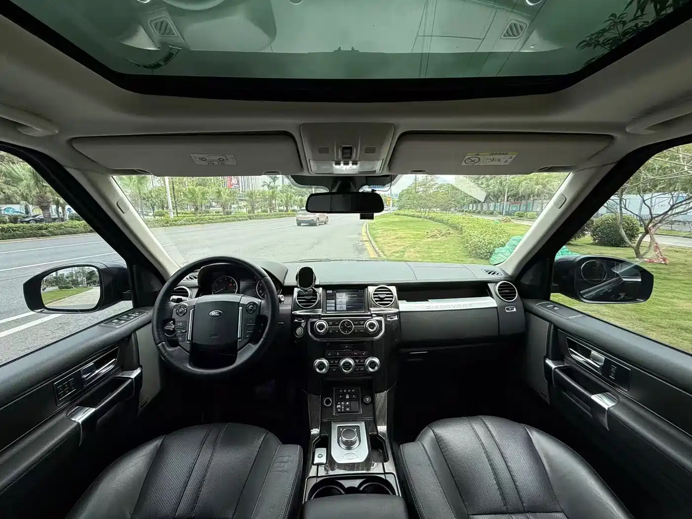 Land Rover Discovery 2015 3.0 SC V6 SE фото 12