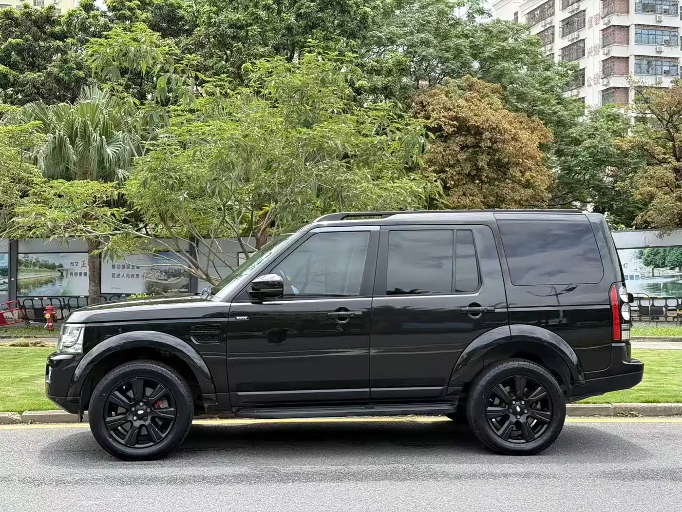 Land Rover Discovery 2015 3.0 SC V6 SE фото 3