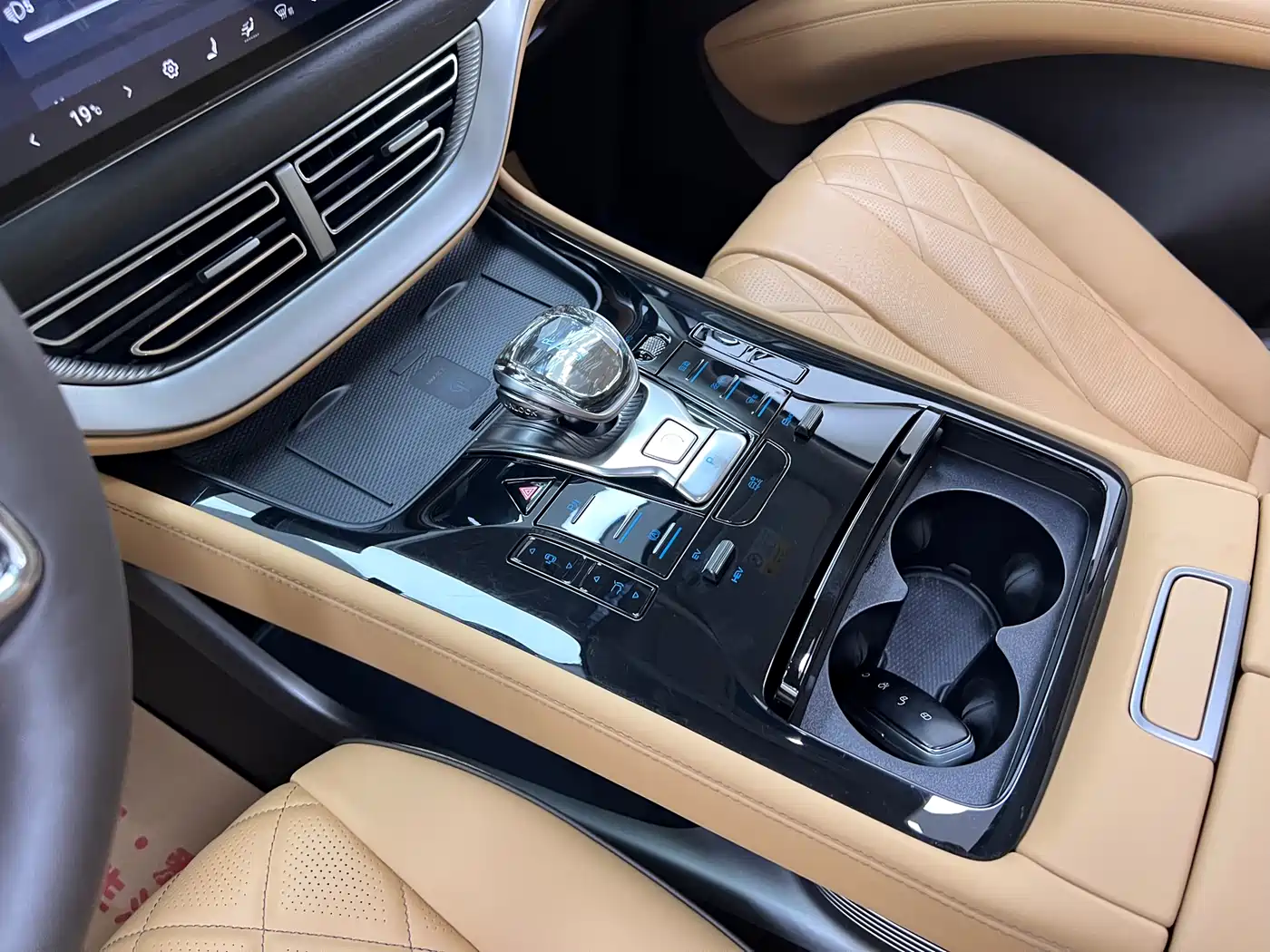 Denza D9 2024 DM-i 980 AWD Prestige фото 29