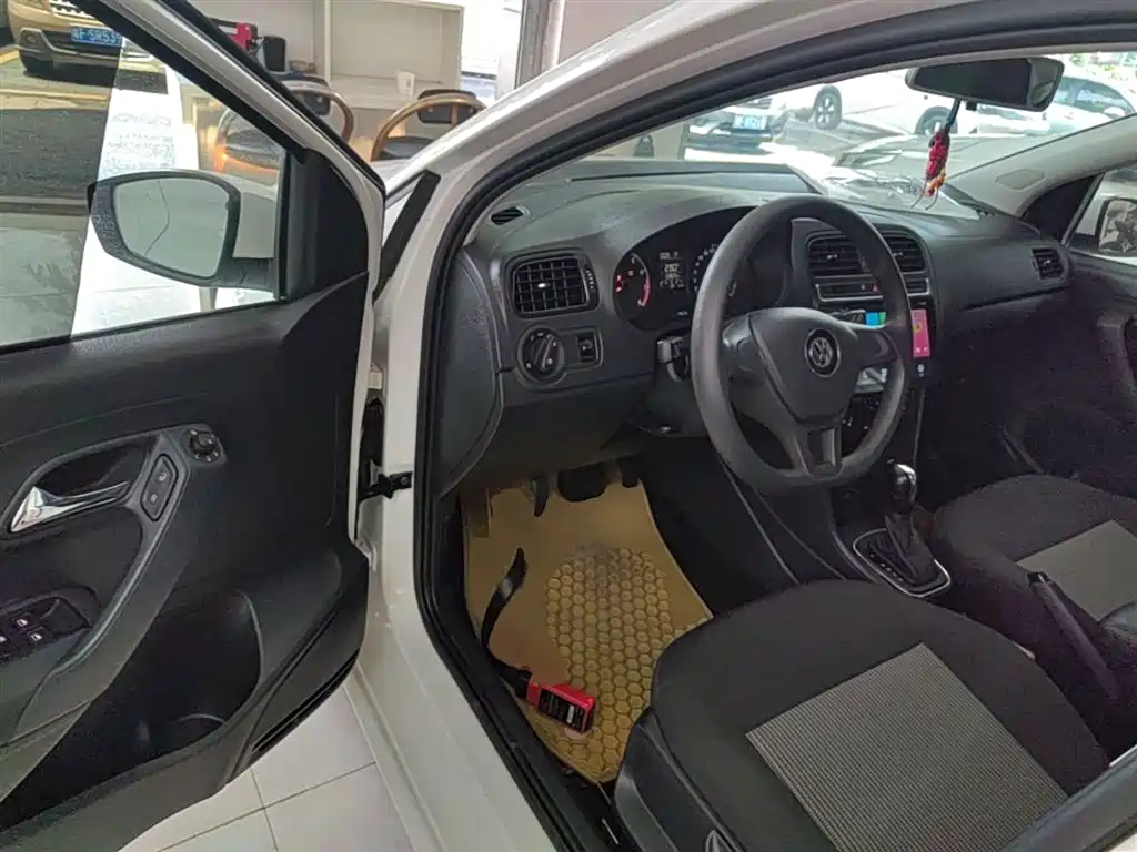 Volkswagen Polo 2016 1.4L Automatic Trend фото 16