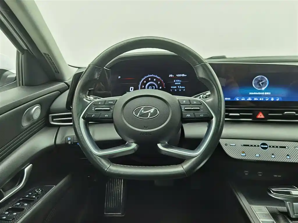 Hyundai Elantra 2021 1.5L CVT LUX Premium Edition фото 11