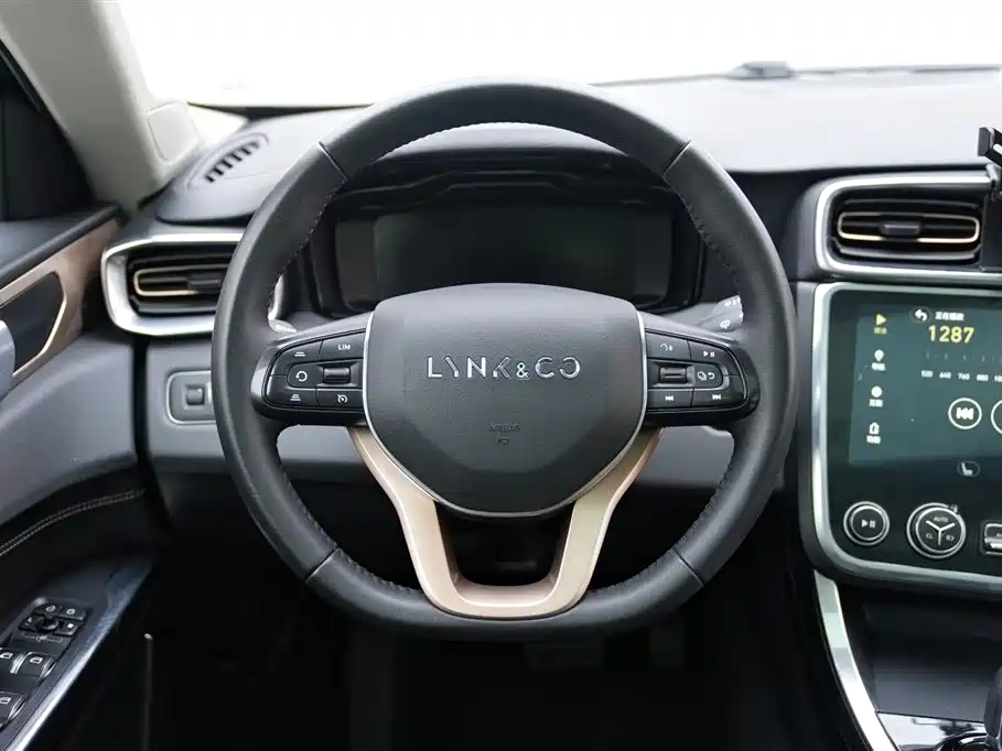 Lynk & Co 01 2017 2.0T 2WD фото 10