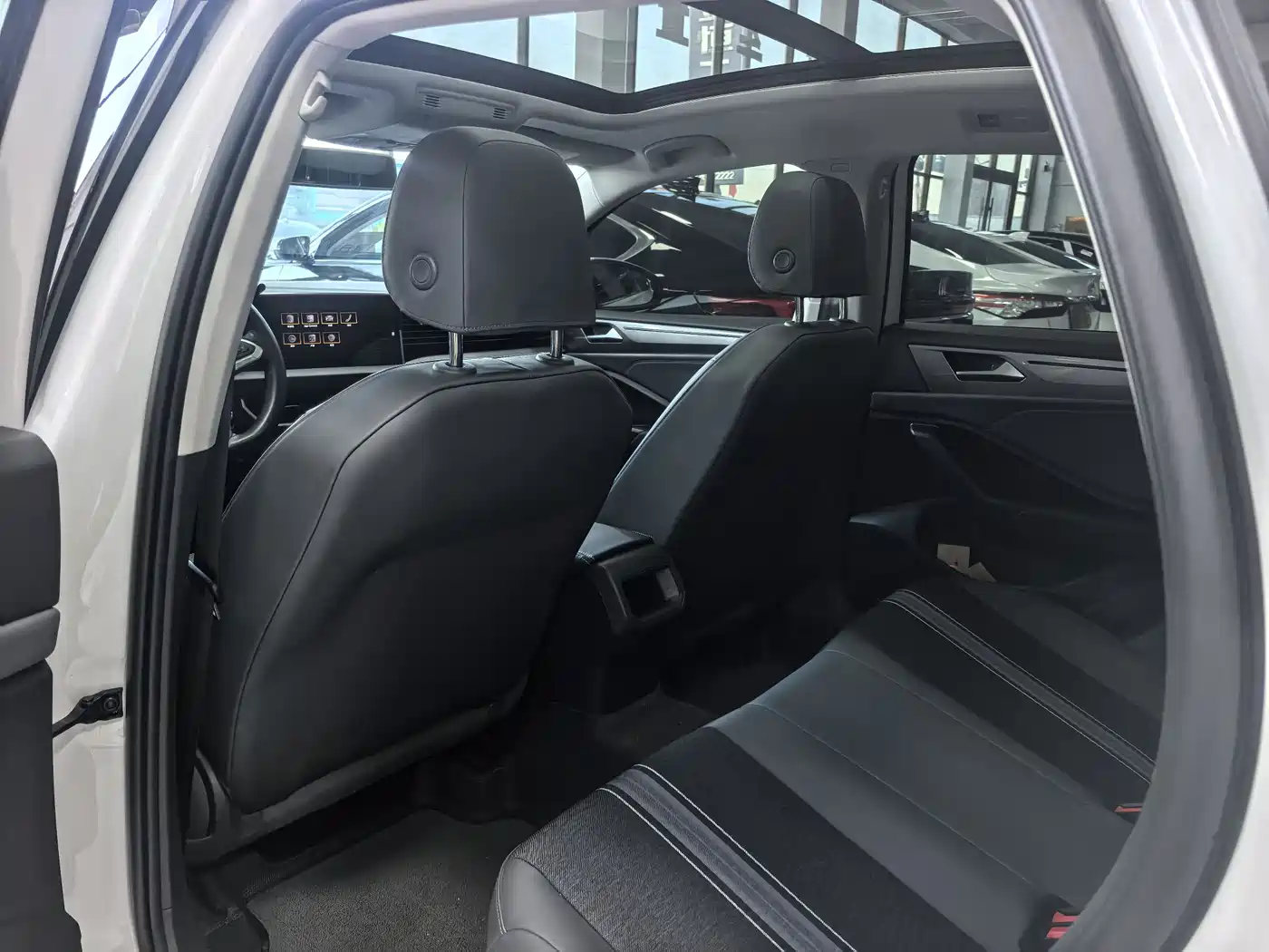 Volkswagen Sagitar 2025 300TSI DSG Flying Leap Edition фото 7